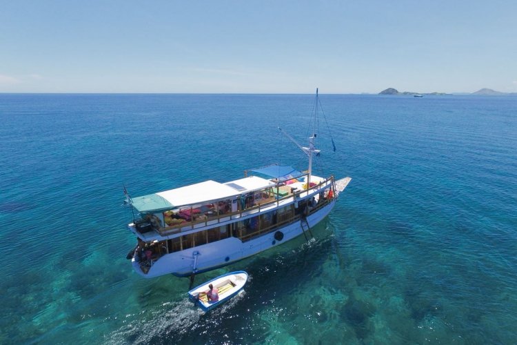 2D1N Komodo Sailing Adventure Tour from Labuan Bajo – Stay on Private AC Boat Komodo 2D1N Sailing Tour from Labuan Bajo | Private AC Houseboat Experience Discover Komodo National Park on a 2D1N island-hopping tour from Labuan Bajo. Sail, snorkel, and spot Komodo Dragons while staying on a private air-conditioned  Ijen to Bromo Tour