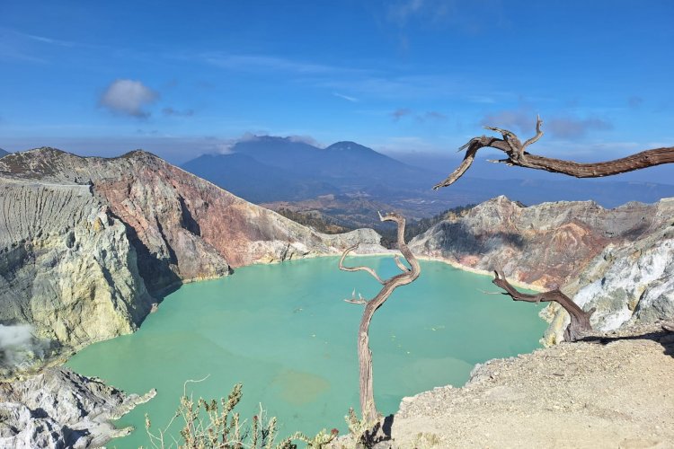Explore lovely Indonesia for Bali to Java holiday travel package,- and continue to Borneo Orangutan tour 14D Bali to Java holiday travel package,- and continue to Borneo Orangutan tour 14D Explore lovely Indonesia for Bali to Java holiday travel package to do Ijen tour, Tumpak Sewu tour, Bromo tour,- and continue to Borneo Orangutan tour 14D13N Ijen to Bromo Tour