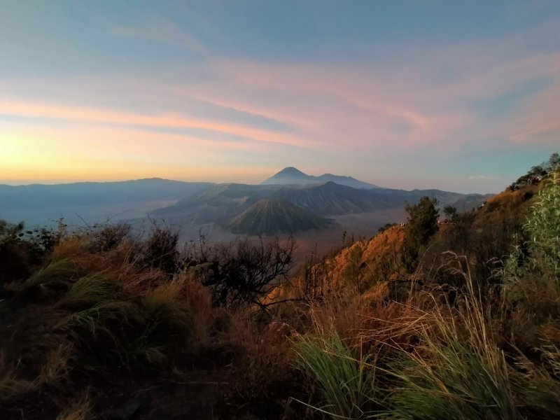 Bromo sunrise and Tumpak Sewu tours Banyuwangi 4D Surabaya or Malang trip to Bromo sunrise and Tumpak Sewu waterfall tours then to Banyuwangi for 4 da Trip from Malang/ Surabaya at night time for doing the Bromo sunrise tours, Milky Way tour in Bromo, Tumpak Sewu waterfall tours & to Banyuwangi tour for 4 days Ijen to Bromo Tour