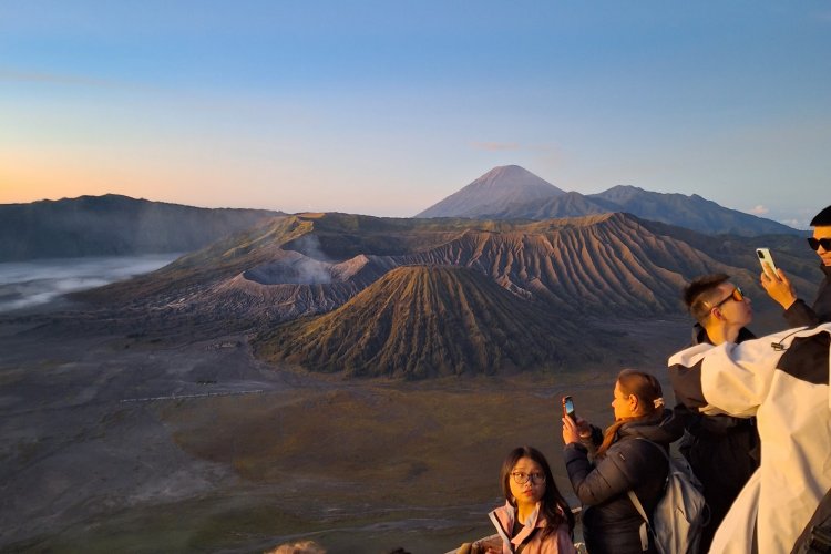 Cheap tour price from Surabaya with night train to Bromo Ijen crater tours - Banyuwangi 3D Cheap tour price from Surabaya with night train to Bromo Ijen tours 3D Cheap tour price from Surabaya with night train to Bromo tour and Ijen crater tour to see Bromo sunrise view,- continues to witness a blue fire tours Ijen 3D Ijen to Bromo Tour