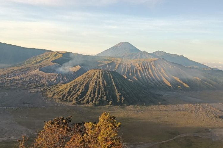 Cheap tour package price from Surabaya by a train for Ijen to Bromo tours- return 3D2N Cheap travel package price from Surabaya by a train for Ijen to Bromo tour- return 3D 3D tour package with cheap price from Surabaya by a train for Ijen to Bromo tours - and doing Ijen blue fire, hike Mt. Bromo tour - then end in Surabaya/ Malang Ijen to Bromo Tour