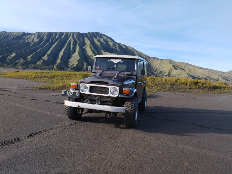 Yogya to Bromo tours,- end in Surabaya/ Malang with a car 2D Yogya to Mt Bromo tours via Solo/ Surakarta,- end in Surabaya/ Malang with a car 2D Yogyakarta to Bromo tour with visiting the Surakarta/ Solo heritage tours,- and end in Surabaya/ Malang by using a private car in 2 days 1 night holiday travel  Ijen to Bromo Tour